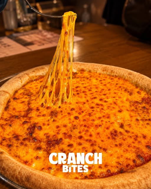 Cranch Bites peyniri uzayan sıcak pizza